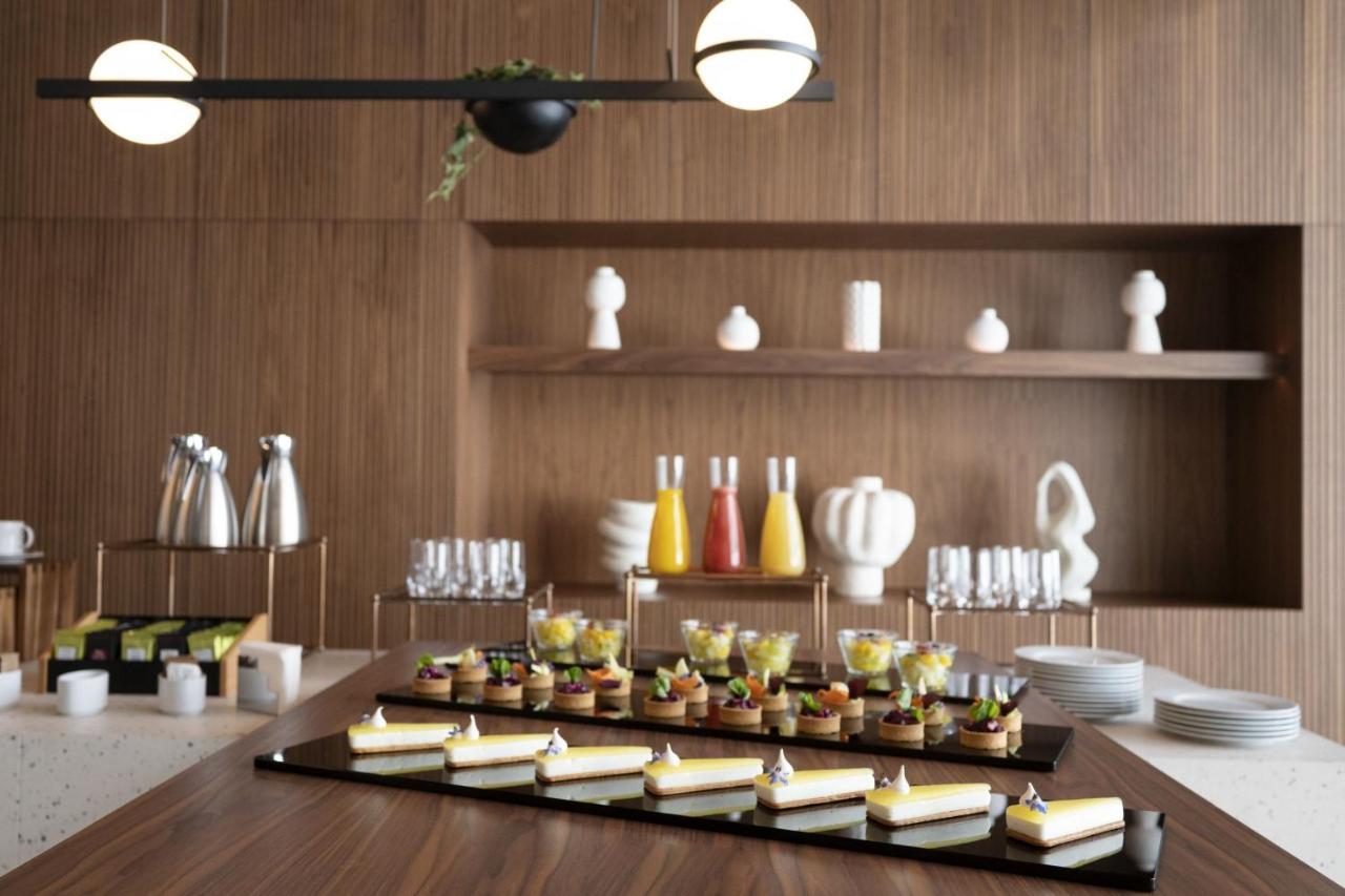 Renaissance Porto Lapa Hotel Екстер'єр фото A selection of desserts